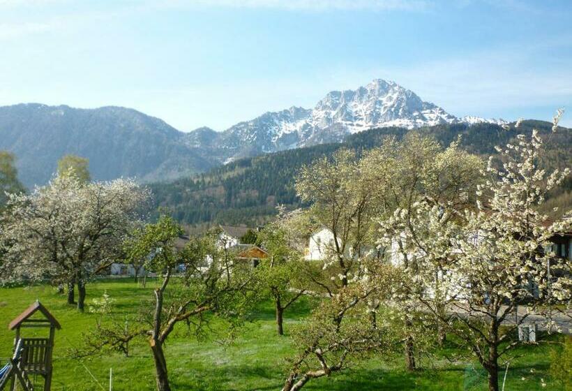 Hotelli Gästehaus Binder