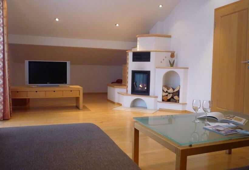 Hotelli Gästehaus Binder