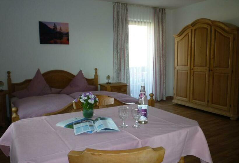 Hotelli Gästehaus Binder