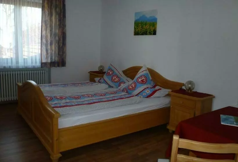 Hotelli Gästehaus Binder