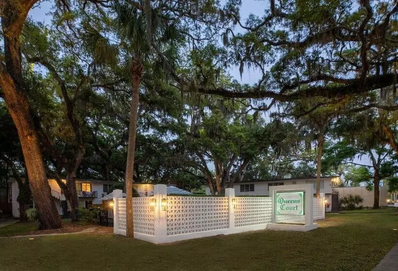 モーテル Queen's Court Inn