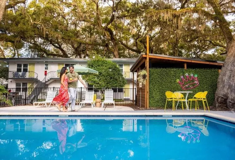 モーテル Queen's Court Inn