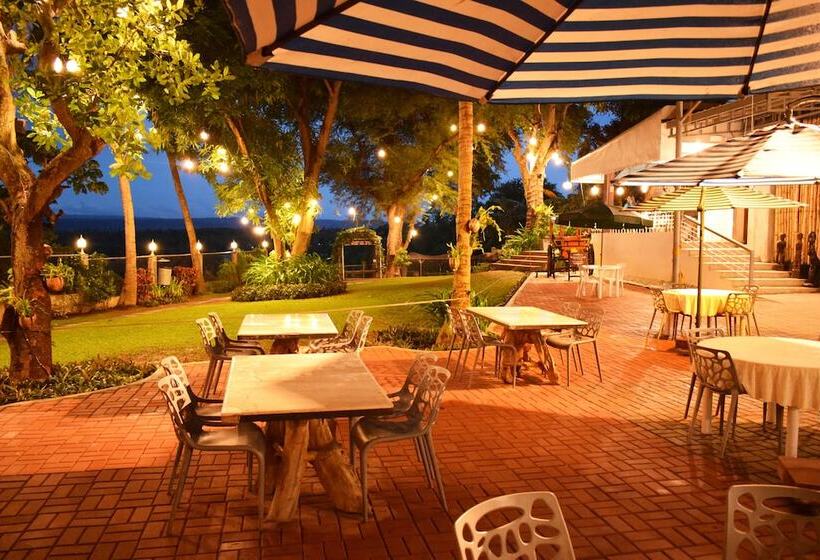 هتل Paradores Del Castillo