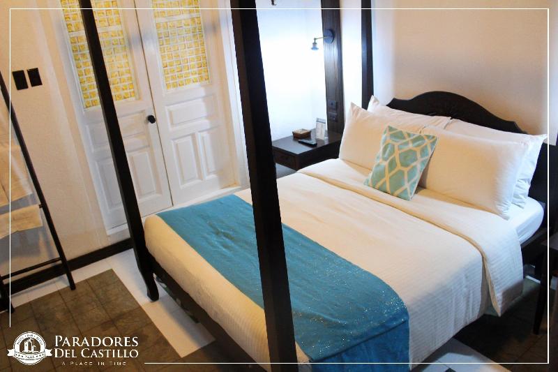 هتل Paradores Del Castillo