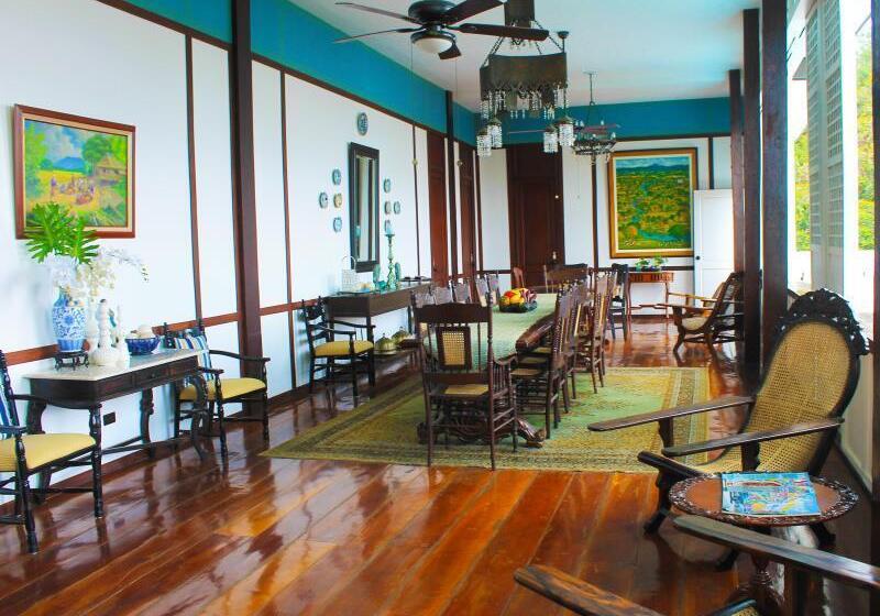 هتل Paradores Del Castillo