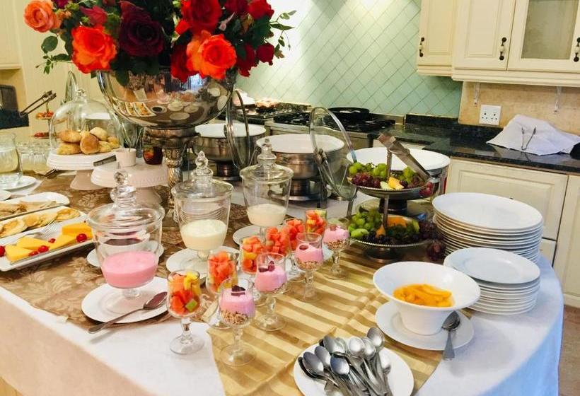 בית מלון כפרי Cricklewood Apartments