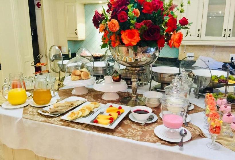 בית מלון כפרי Cricklewood Apartments