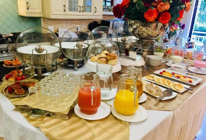 בית מלון כפרי Cricklewood Apartments