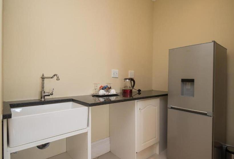 בית מלון כפרי Cricklewood Apartments