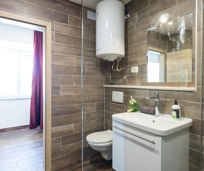 بنسيون Apinelo Port Rooms