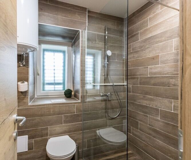 بنسيون Apinelo Port Rooms