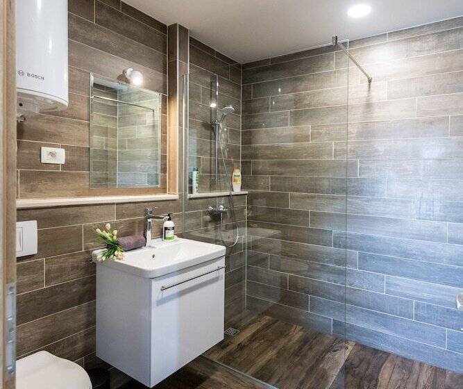 بنسيون Apinelo Port Rooms