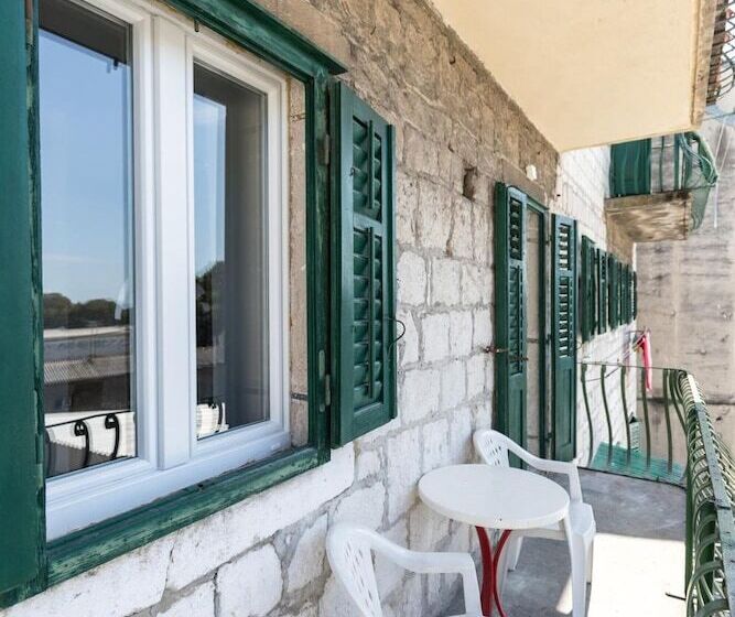 بنسيون Apinelo Port Rooms