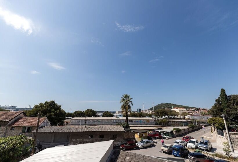 بنسيون Apinelo Port Rooms