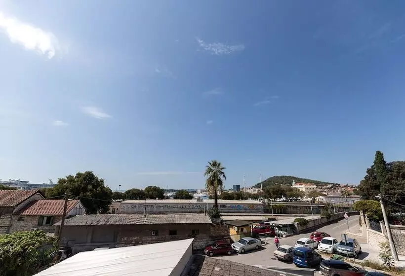 پانسیون Apinelo Port Rooms