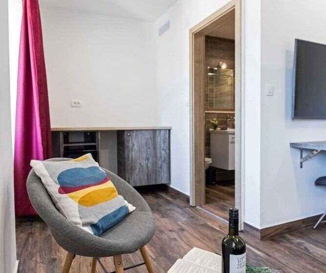 بنسيون Apinelo Port Rooms