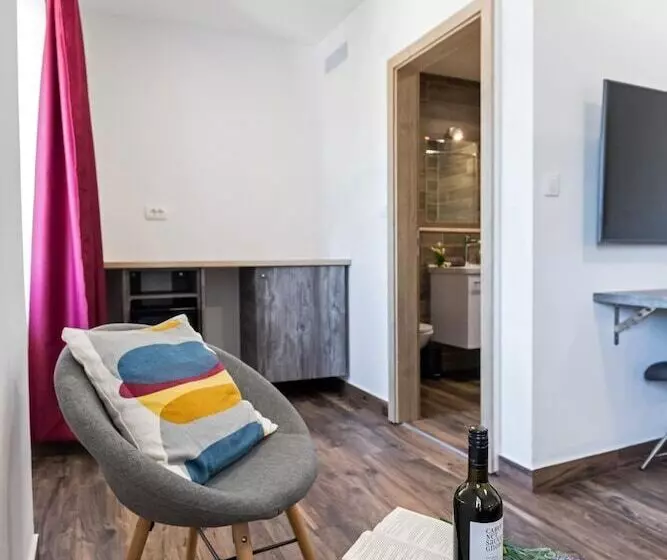 پانسیون Apinelo Port Rooms