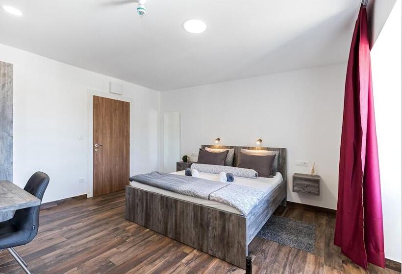 بنسيون Apinelo Port Rooms