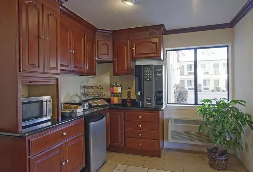 בית מלון כפרי Americas Best Value Inn & Suites - Wine Country 