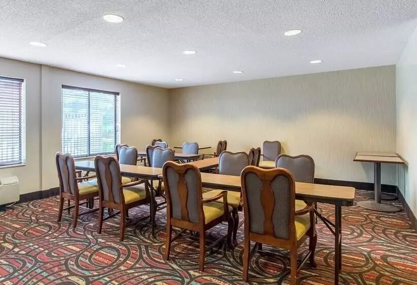 Отель Comfort Inn East