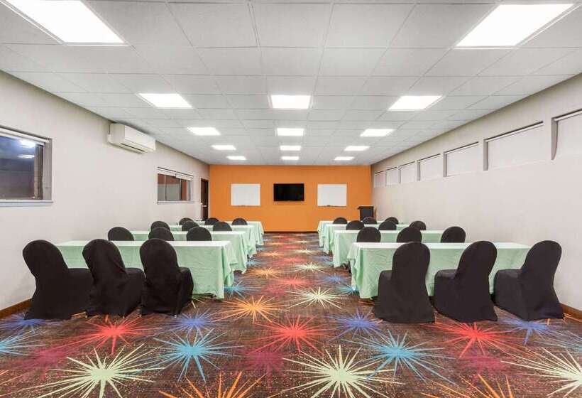 Отель Days Inn By Wyndham Woodbury Long Island