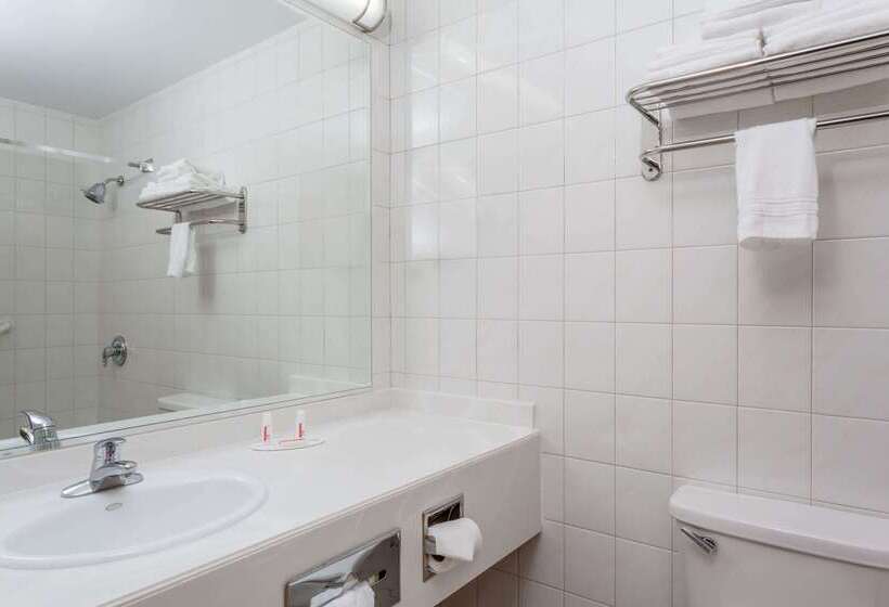 Отель Days Inn By Wyndham Woodbury Long Island