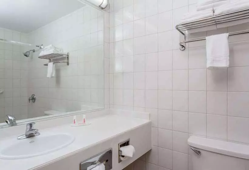 Hotelli Days Inn By Wyndham Woodbury Long Island