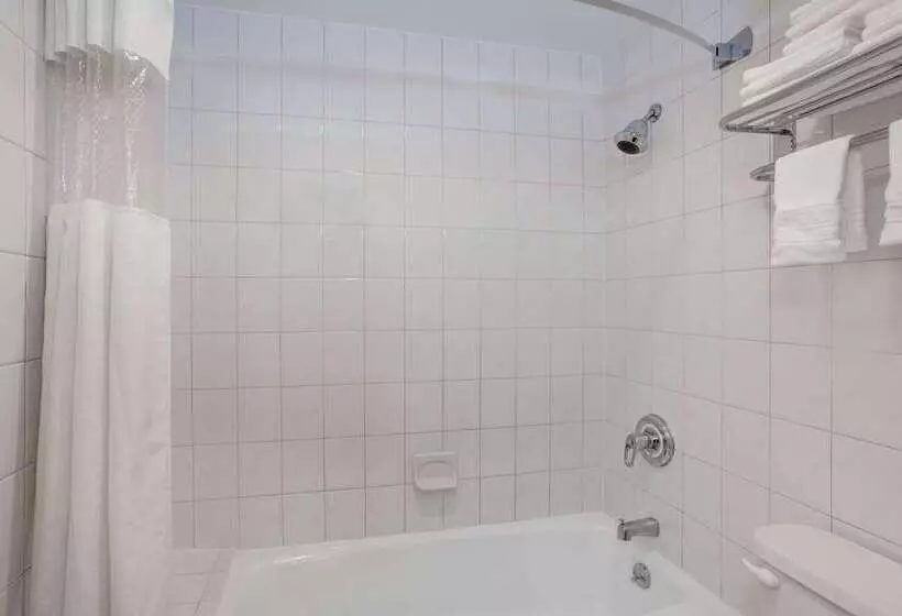 Hotelli Days Inn By Wyndham Woodbury Long Island