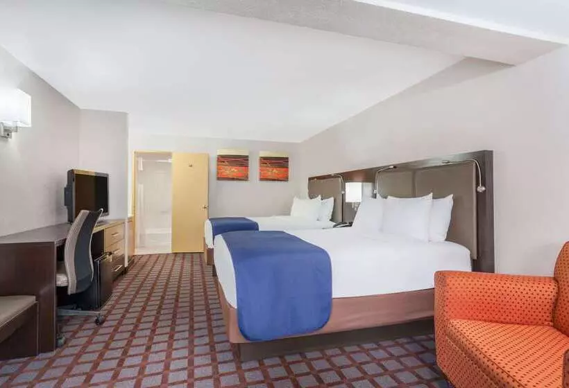 Hotelli Days Inn By Wyndham Woodbury Long Island