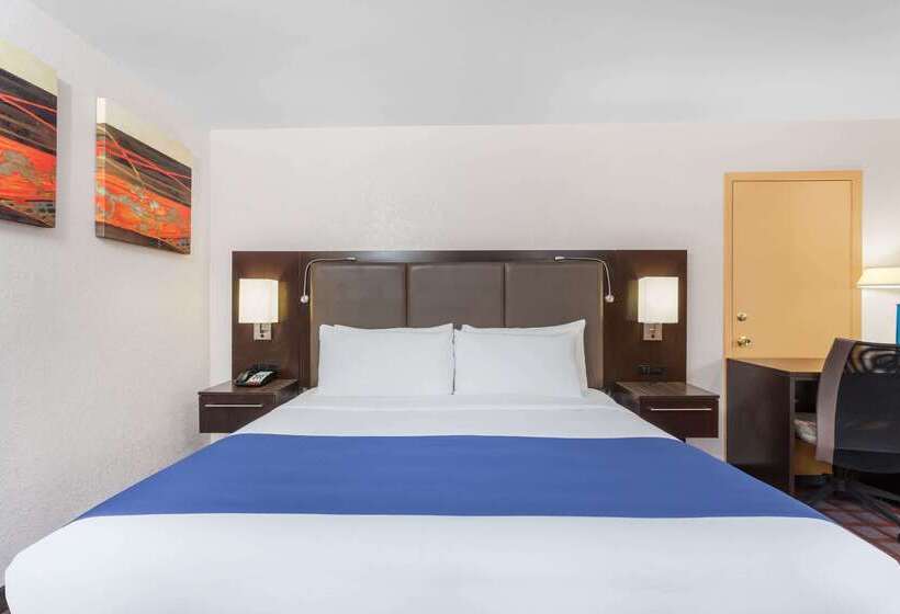 Отель Days Inn By Wyndham Woodbury Long Island