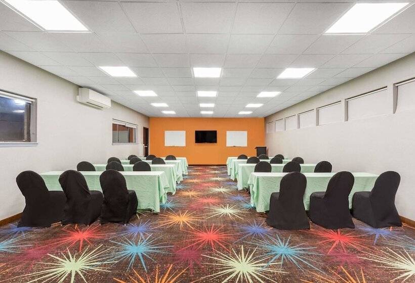 Отель Days Inn By Wyndham Woodbury Long Island