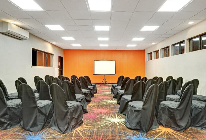 Отель Days Inn By Wyndham Woodbury Long Island