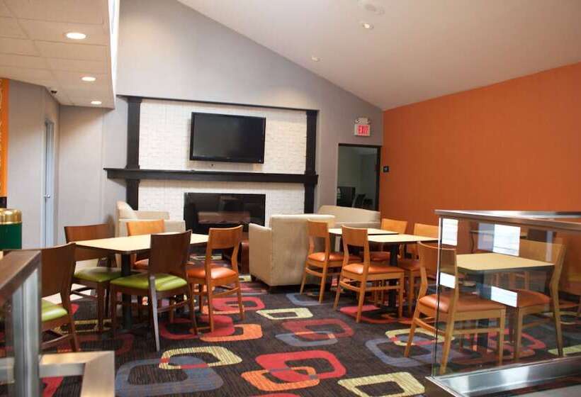 Отель Days Inn By Wyndham Woodbury Long Island