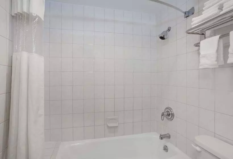 Hotelli Days Inn By Wyndham Woodbury Long Island