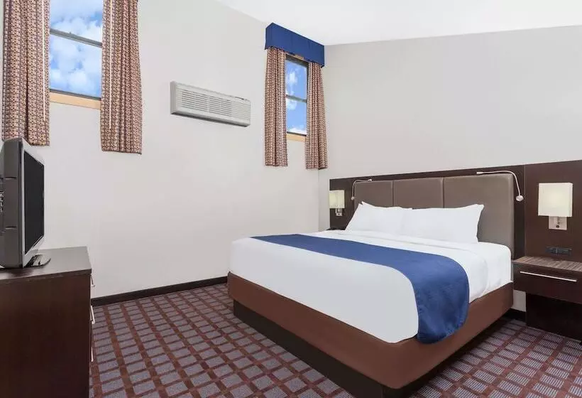 Hotelli Days Inn By Wyndham Woodbury Long Island