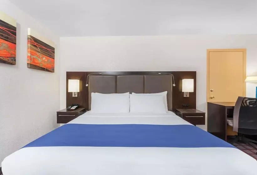 Hotelli Days Inn By Wyndham Woodbury Long Island