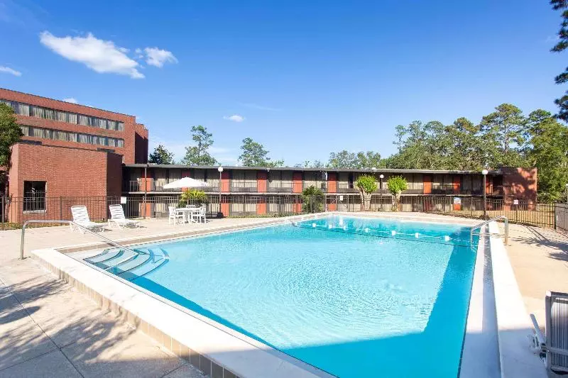 ホテル Days Inn & Suites By Wyndham Tallahassee Conf Center I 10