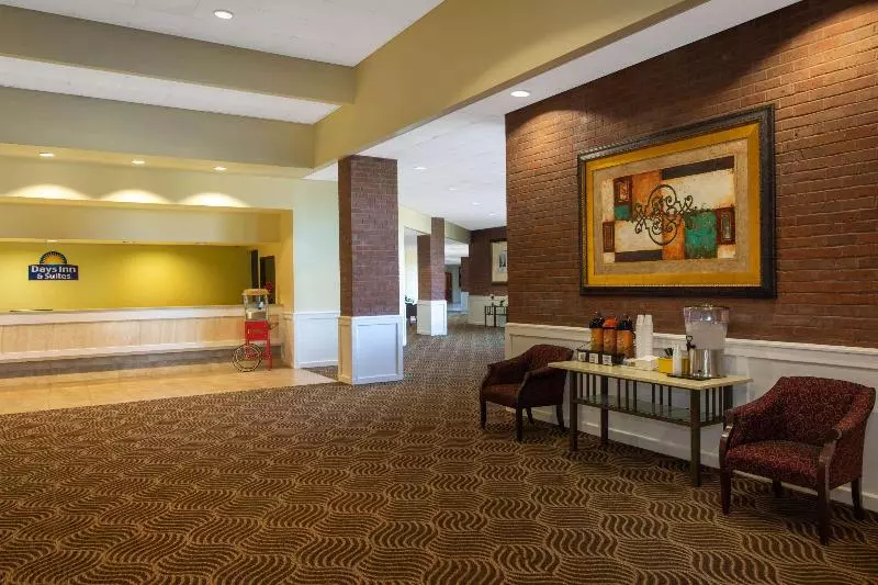 ホテル Days Inn & Suites By Wyndham Tallahassee Conf Center I 10