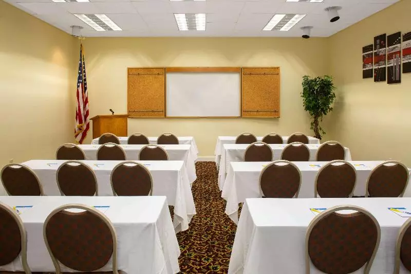 ホテル Days Inn & Suites By Wyndham Tallahassee Conf Center I 10