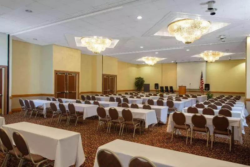 ホテル Days Inn & Suites By Wyndham Tallahassee Conf Center I 10