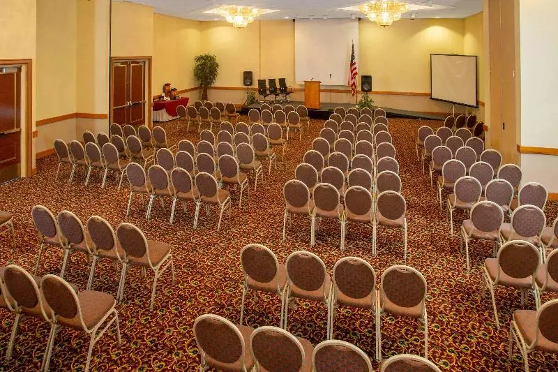 ホテル Days Inn & Suites By Wyndham Tallahassee Conf Center I 10