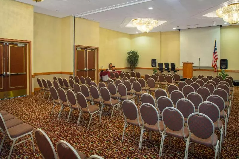 ホテル Days Inn & Suites By Wyndham Tallahassee Conf Center I 10