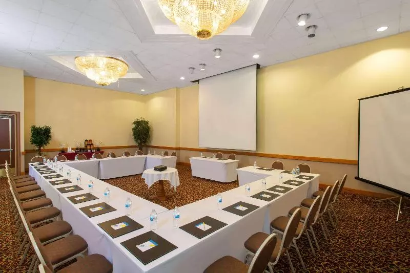 ホテル Days Inn & Suites By Wyndham Tallahassee Conf Center I 10