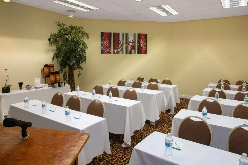 ホテル Days Inn & Suites By Wyndham Tallahassee Conf Center I 10