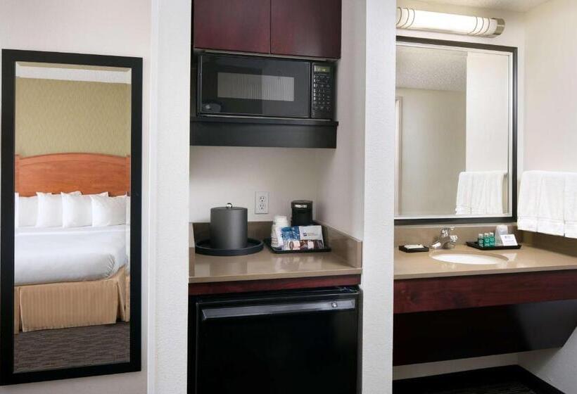 فندق Spark By Hilton Denver International Airport