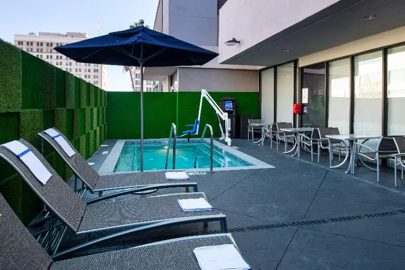 فندق Holiday Inn Express Los Angeles Downtown West By Ihg