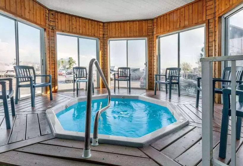 ホテル Ramada By Wyndham Mackinaw City Waterfront