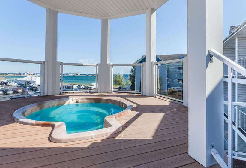 فندق Ramada By Wyndham Mackinaw City Waterfront