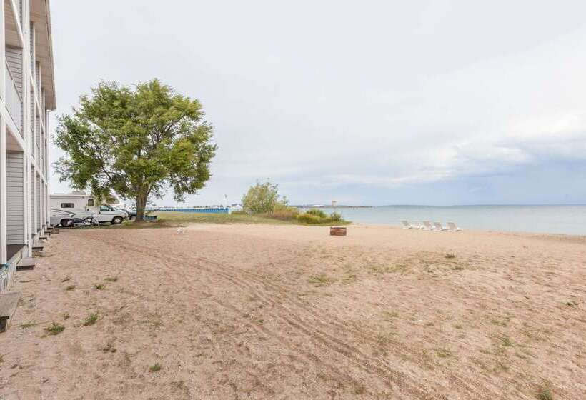 فندق Ramada By Wyndham Mackinaw City Waterfront