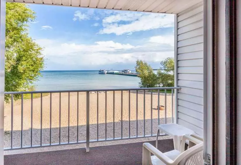 ホテル Ramada By Wyndham Mackinaw City Waterfront